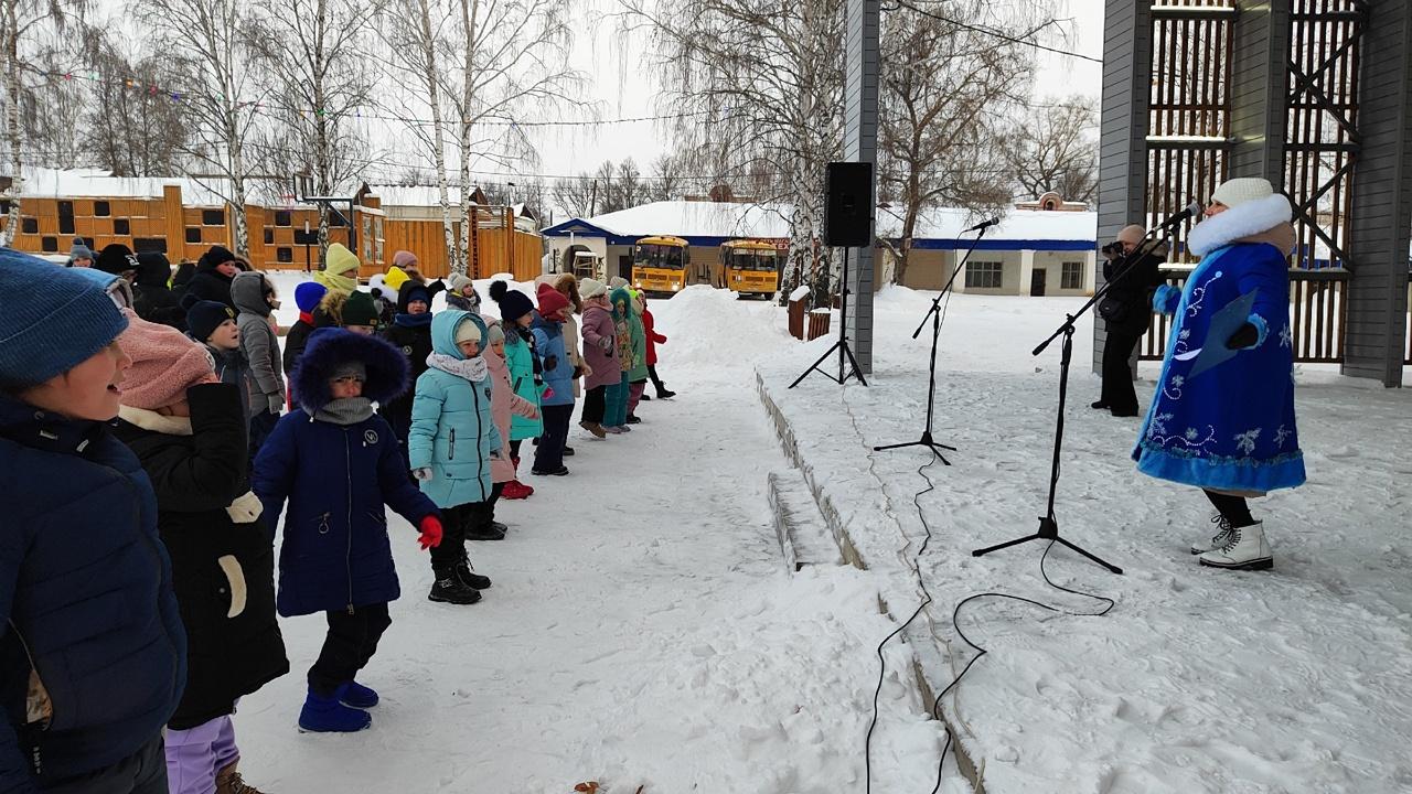 Провели закрытие елки.