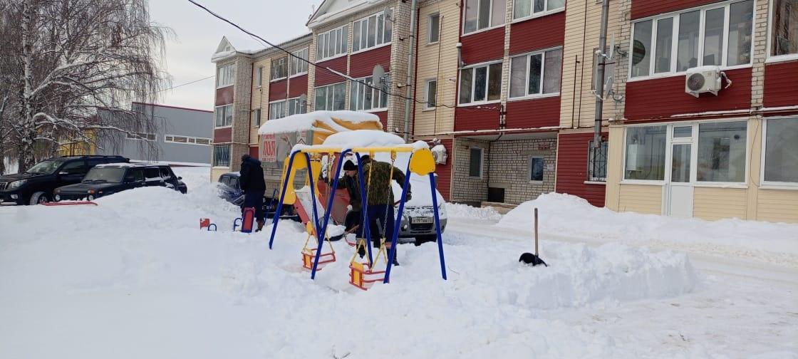 Производят прочистку придомовой территории и уборку снега.