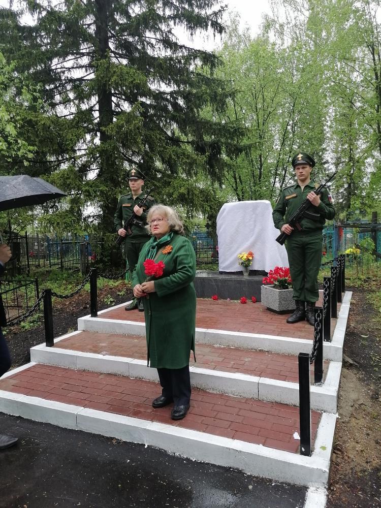 Торжественное открытие братской могилы в с.Сосновка.