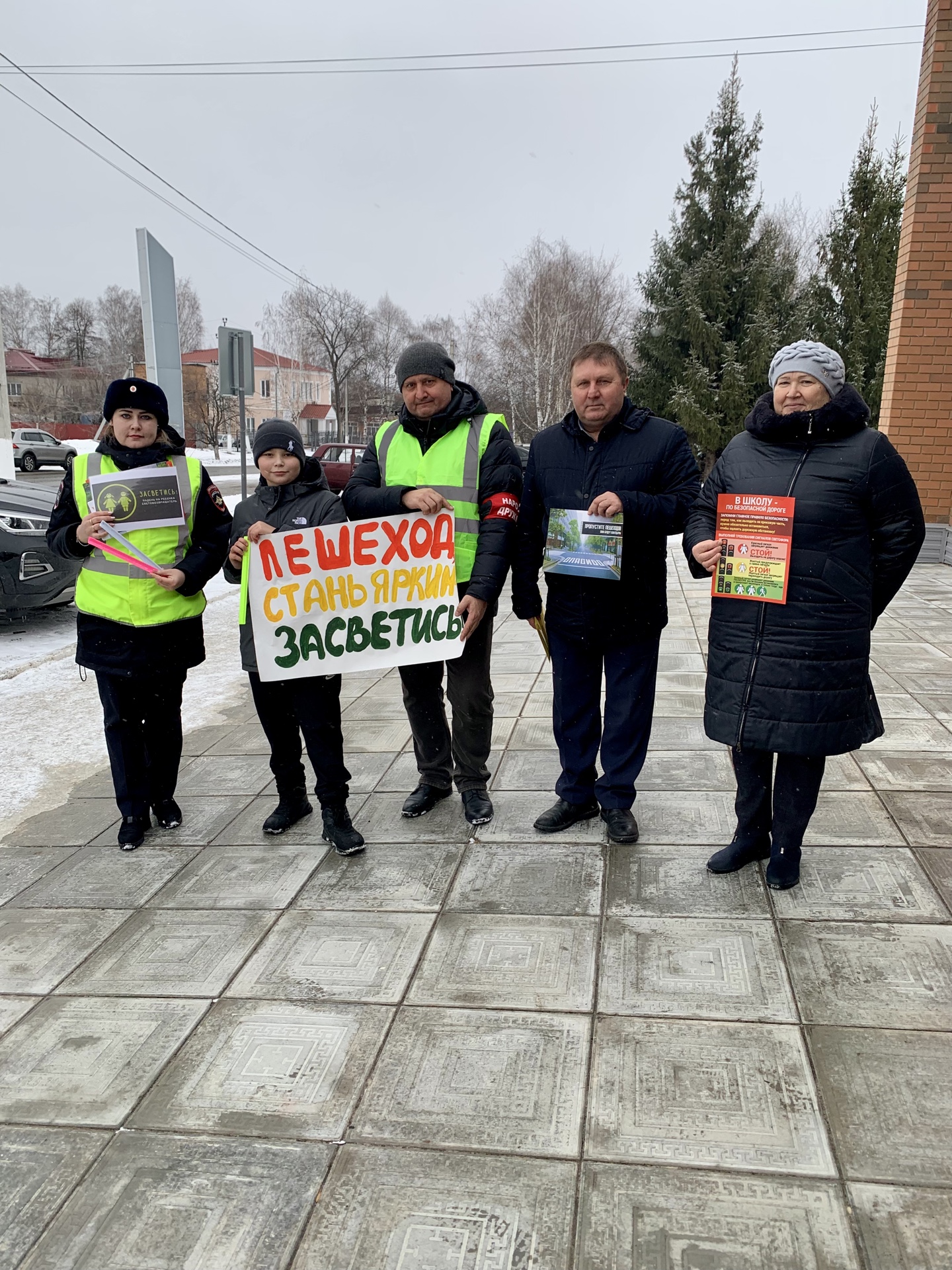 Сотрудники ОГИБДД МО МВД России «Карсунский» совместно с представителем ДНД Карсунского района  организовали мониторинг использования световозвращающих элементов среди юных пешеходов..