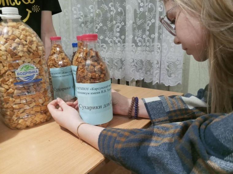 Сотрудники, преподаватели активно принимают участие в сборе гуманитарной помощи. Сотрудники, преподаватели активно принимают участие в сборе гуманитарной помощи.